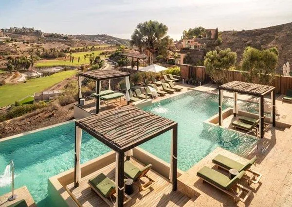 Piscina vitality con cabañas junto al campo de golf, Be Aloe Wellness Center, Salobre Hotel Resort & Serenity