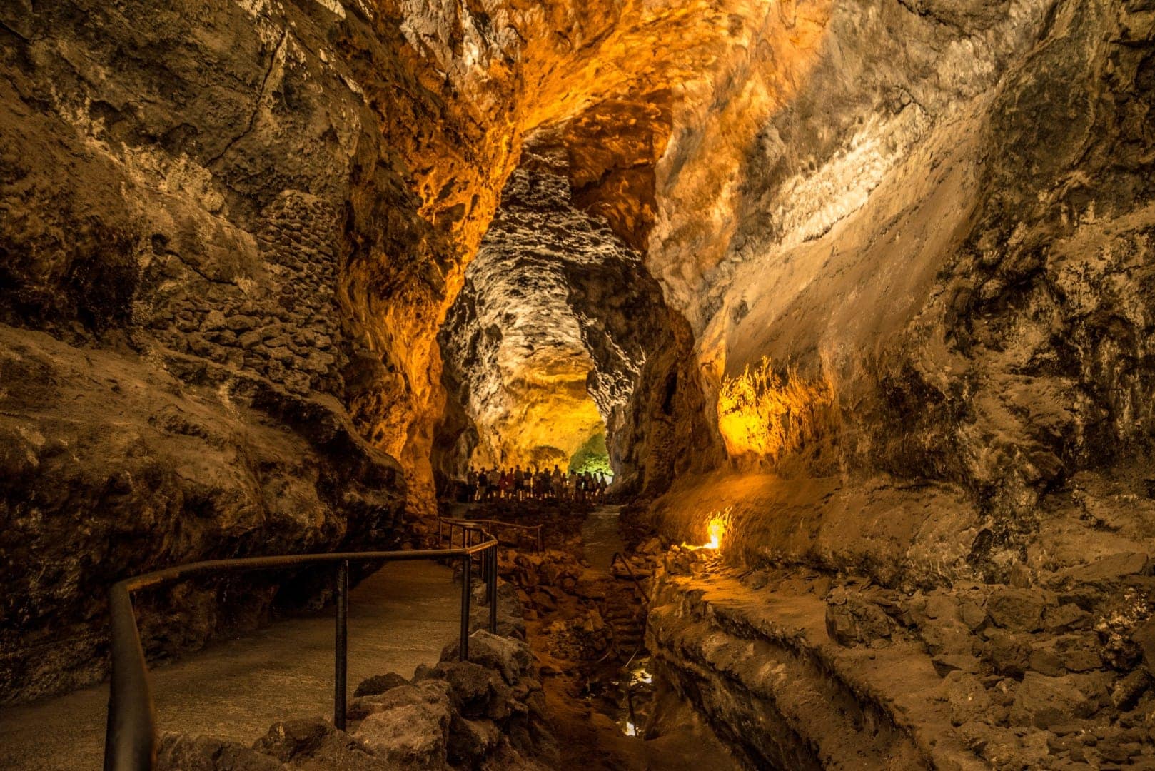 Blick in das Innere der Cueva de los Verdes